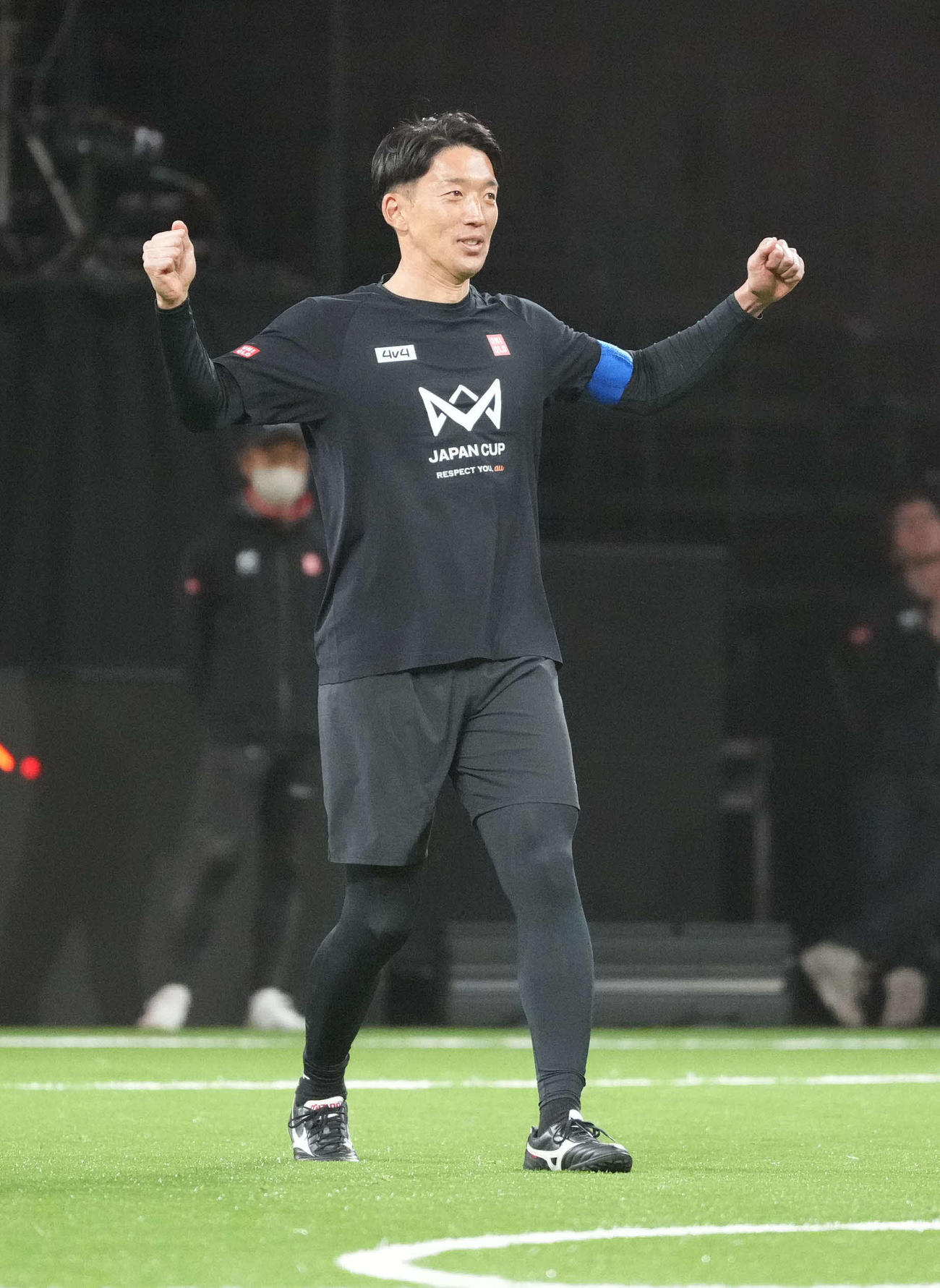 「4v4 JAPAN CUP2025 RESPECT YOU、　au」のレジェンドゲームでゴールを決めガッツポーズするチーム本田の権田（撮影・小沢裕）