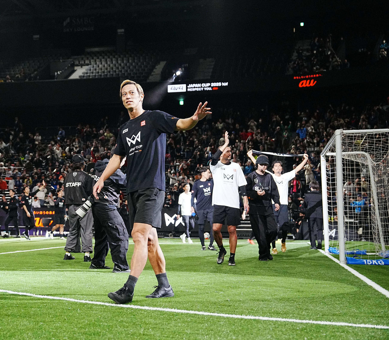 「4v4 JAPAN CUP2025 RESPECT YOU、　au」のレジェンドゲームを終え場内一周する本田（撮影・小沢裕）