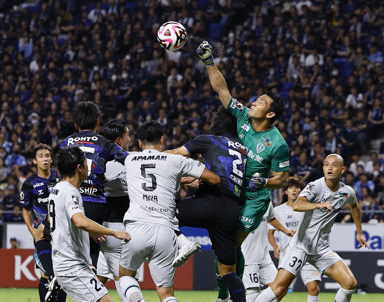 パンチングする福岡GK村上昌謙（2024年8月撮影）