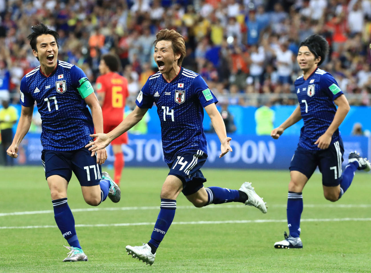 2018年7月、W杯ロシア大会のベルギー戦で後半、チーム2点目のゴールを決め雄たけびを上げる乾（中央）