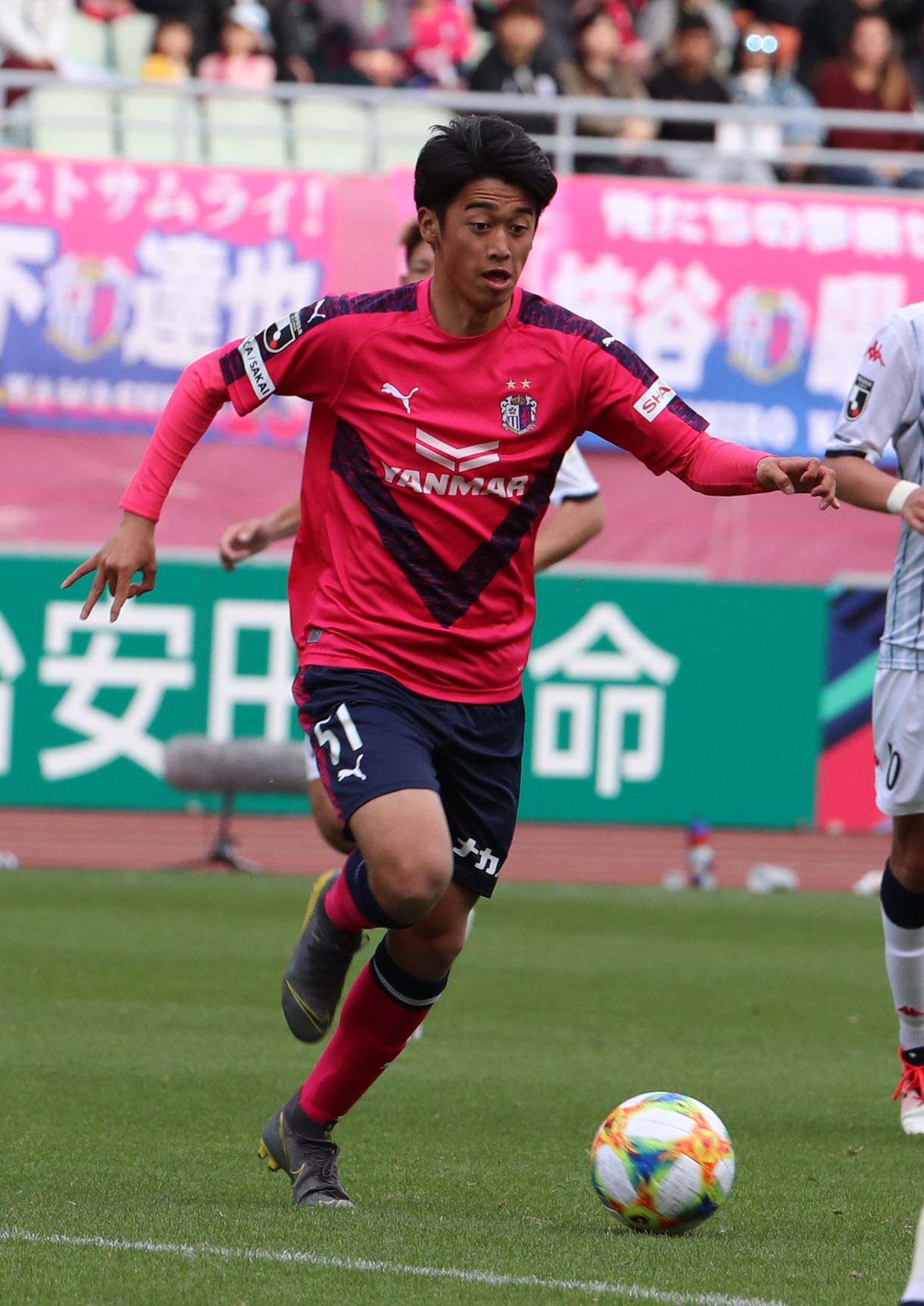 ドリブルで上がるC大阪MF西川潤（19年4月13日撮影）