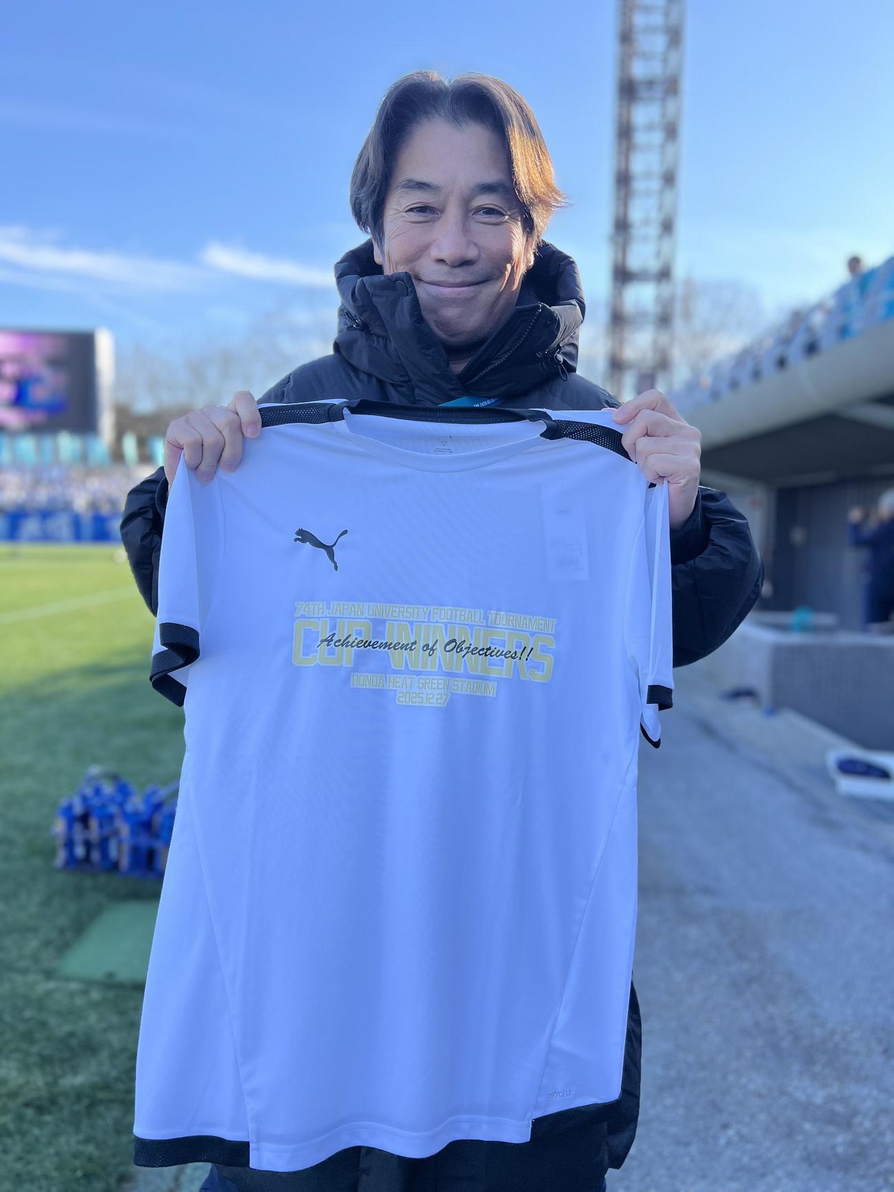 第74回全日本大学サッカー選手権で優勝した筑波大の中西哲生テクニカルアドバイザー（撮影・佐藤成）