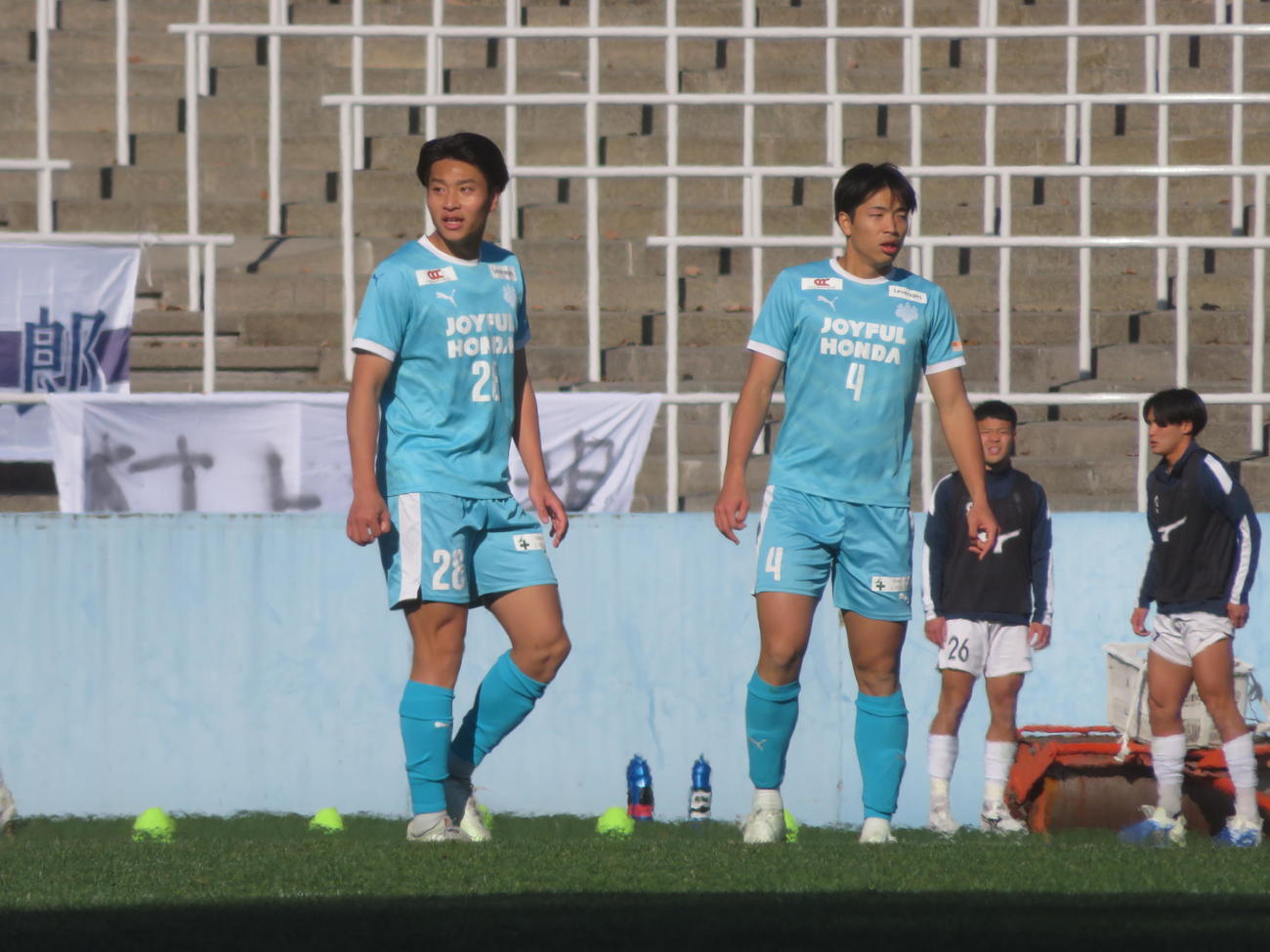 第74回全日本大学サッカー選手権で優勝した筑波大のMF矢田龍之介（左）とDF小川遼也（撮影・佐藤成）