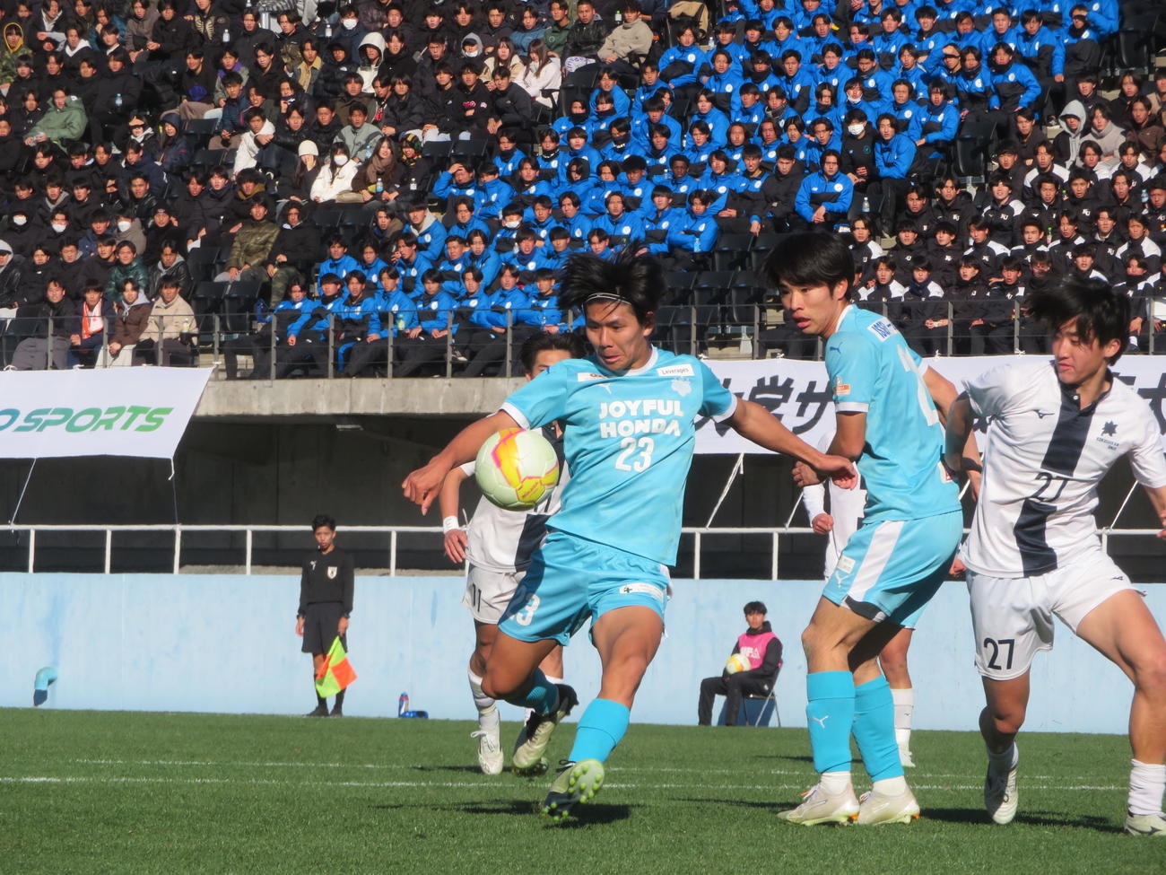 第74回全日本大学サッカー選手権で優勝した筑波大のMF大谷湊斗（左）とFW山下景司（撮影・佐藤成）