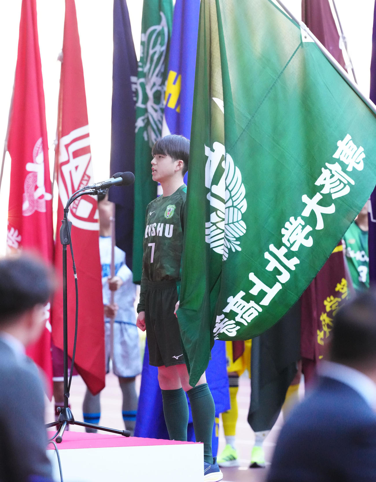 全国高校サッカー選手権の開会式で選手宣誓に臨む専大北上の吉池主将（撮影・江口和貴）