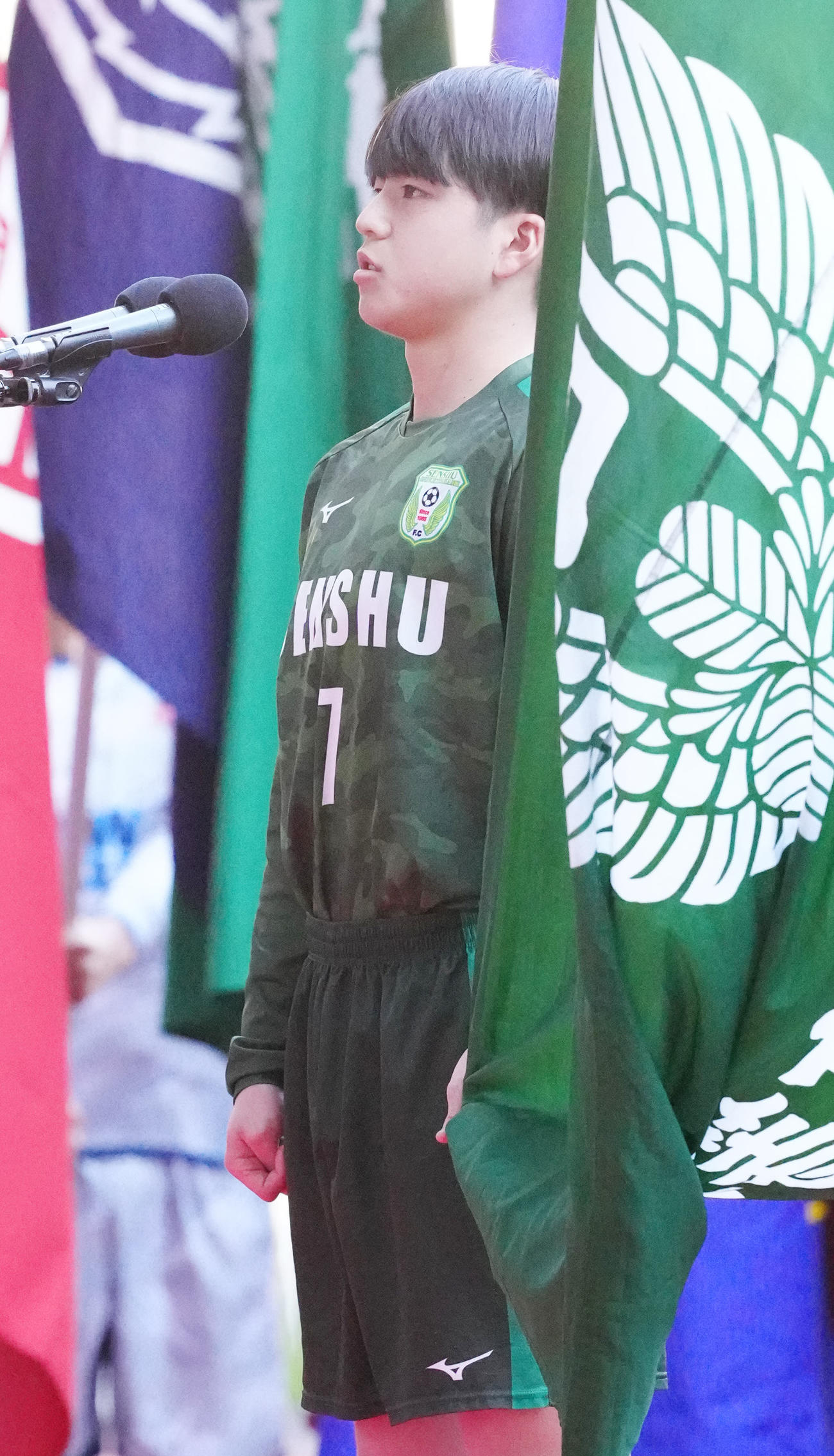全国高校サッカー選手権の開会式で選手宣誓に臨む専大北上の吉池主将（撮影・江口和貴）