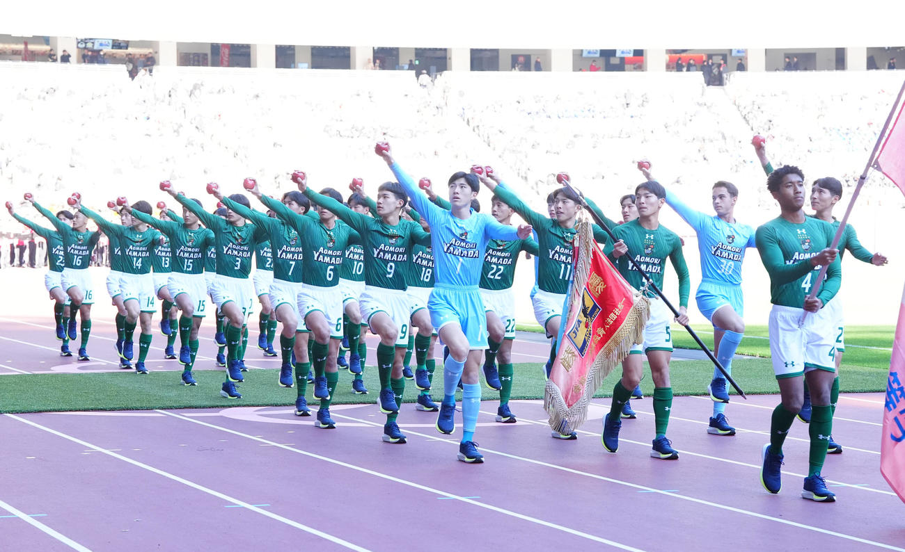 全国高校サッカー選手権の開会式で入場行進する青森山田の選手たち（撮影・江口和貴）