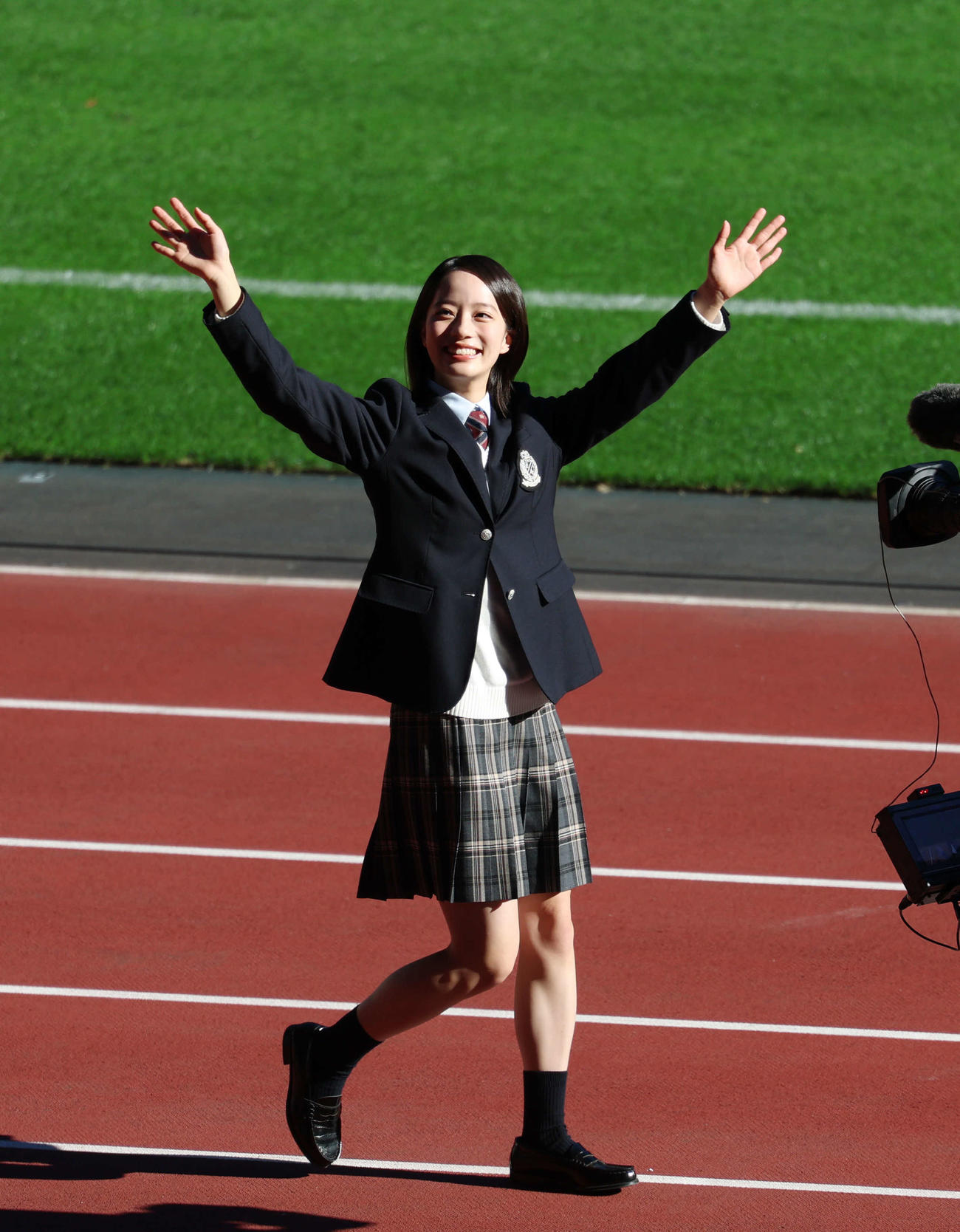 開会式で笑顔で手を振る21代目応援マネージャーの池端杏慈（撮影・増田悦実）