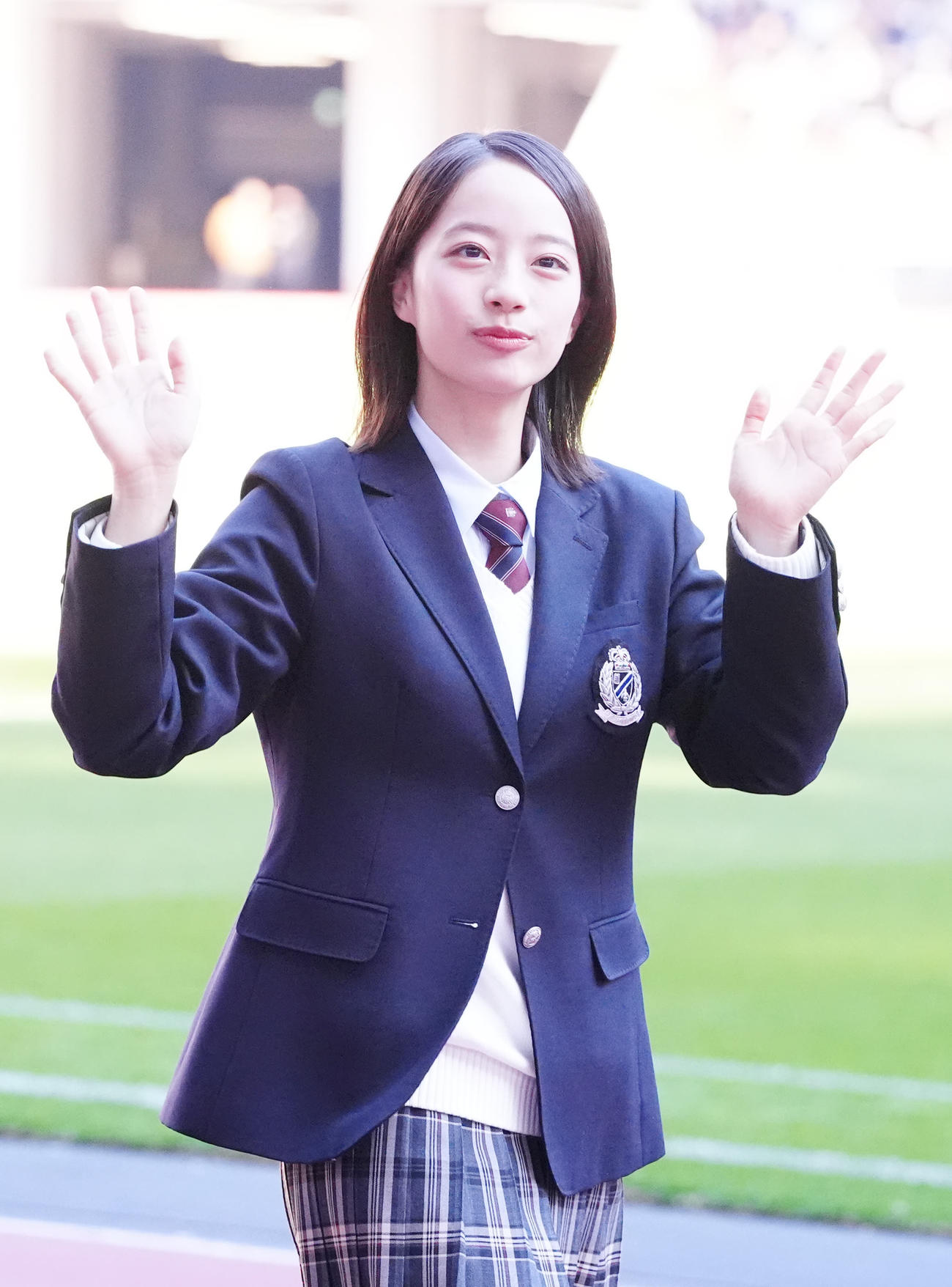 全国高校サッカー選手権の開会式で入場する応援マネジャーの池端杏慈（撮影・江口和貴）