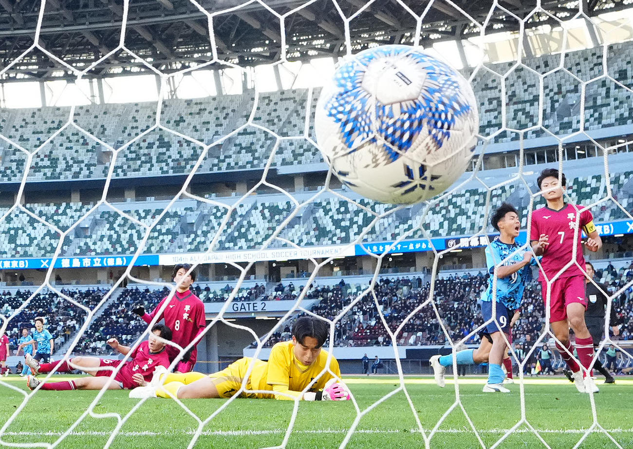 早実対徳島市立　前半、先制ゴールを決めた徳島市立・芳田（右から2人目）（撮影・江口和貴）