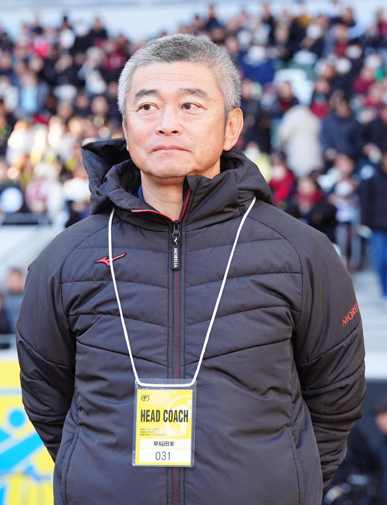 早実対徳島市立　試合前、ベンチ前に立つ早実・森泉監督（撮影・江口和貴）