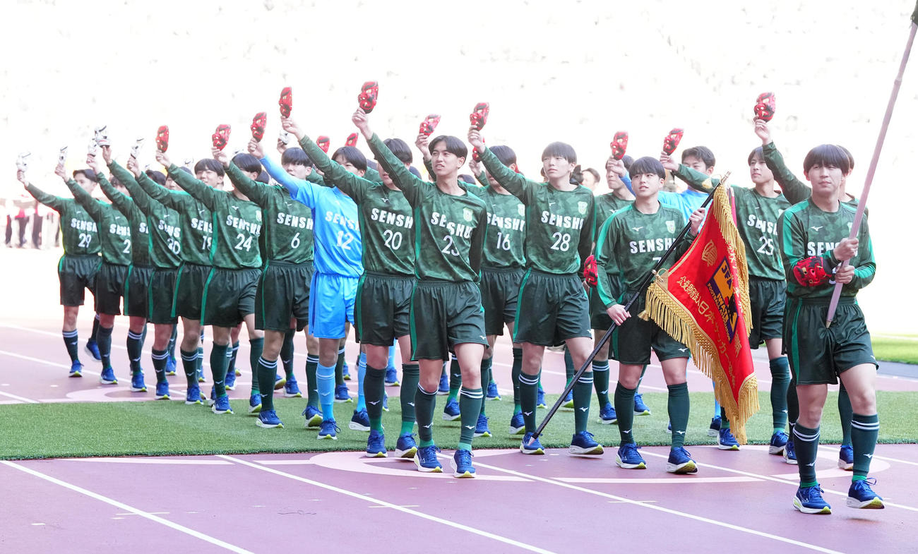 全国高校サッカー選手権の開会式で入場行進する専大北上の選手たち（撮影・江口和貴）