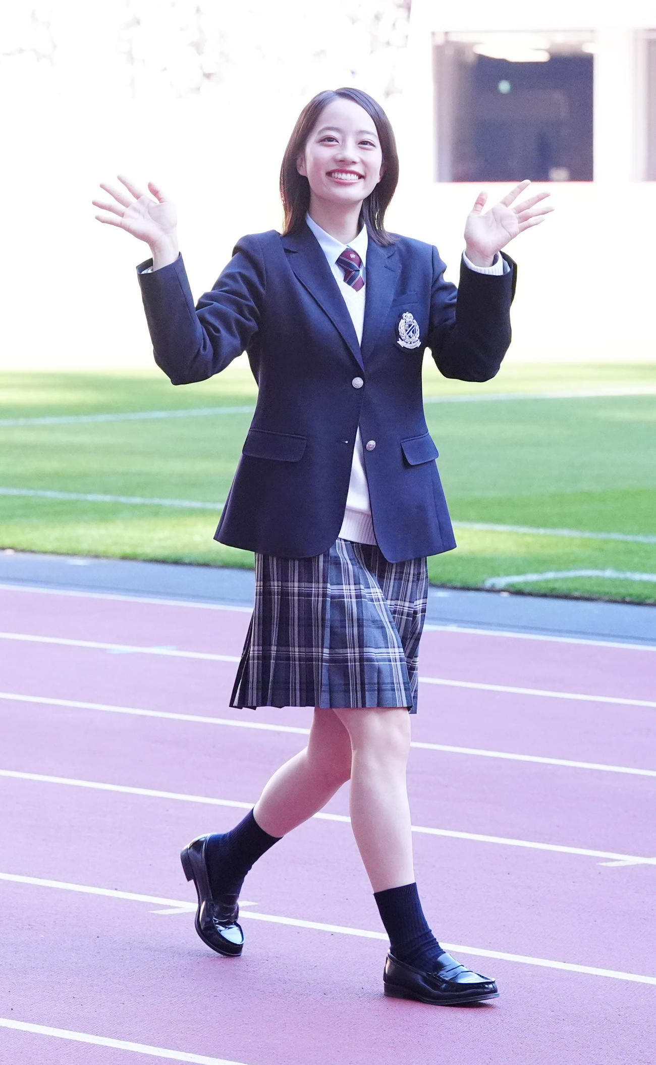 全国高校サッカー選手権の開会式で入場する応援マネジャーの池端杏慈（撮影・江口和貴）