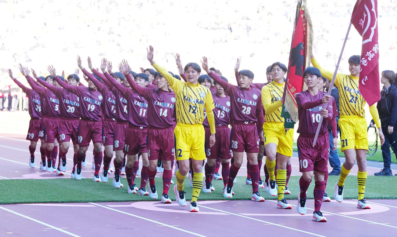 全国高校サッカー選手権の開会式で入場行進する浜松開誠館の選手たち（撮影・江口和貴）