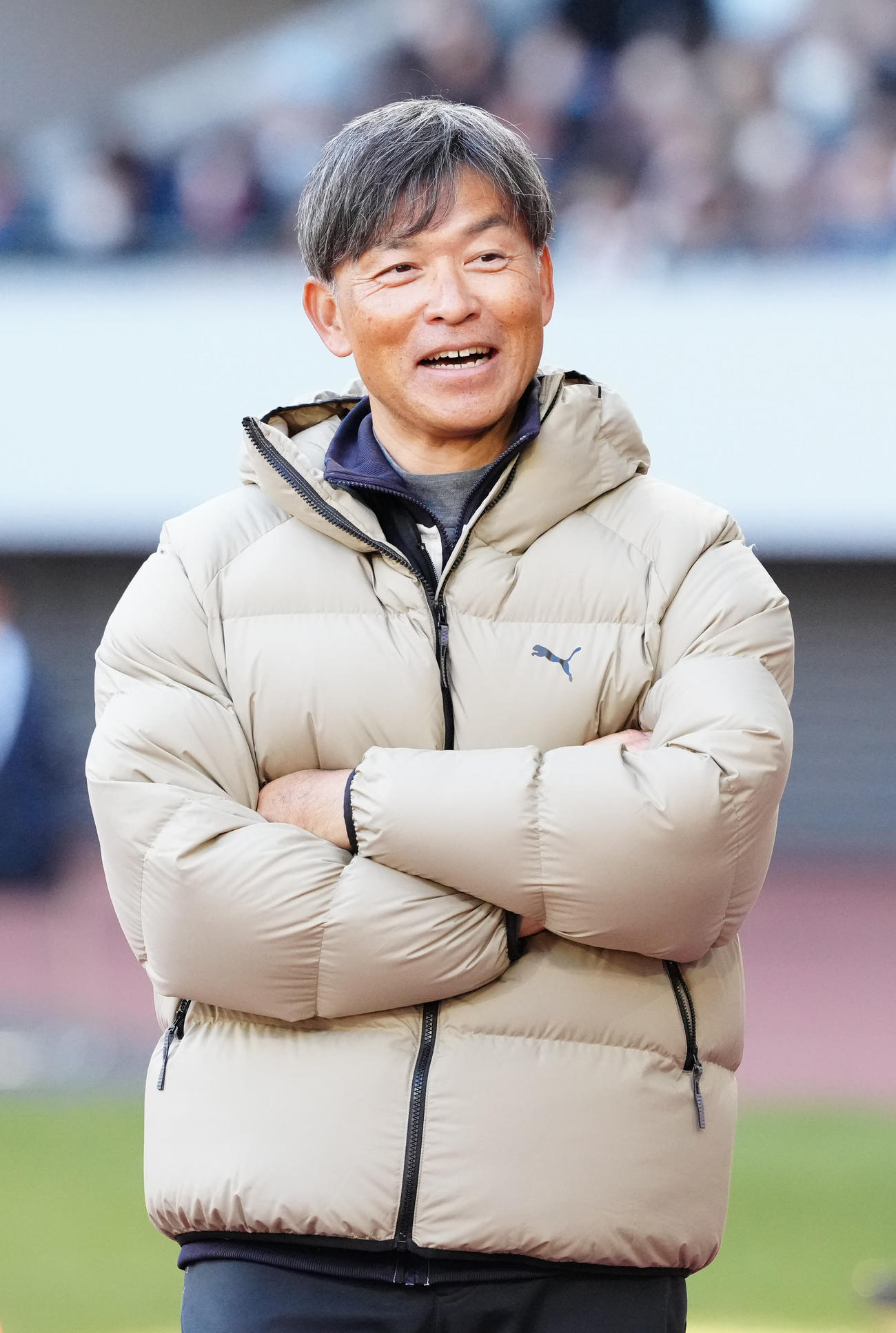 早実対徳島市立　試合前、ベンチ前に立つ徳島市立・河野監督（撮影・江口和貴）