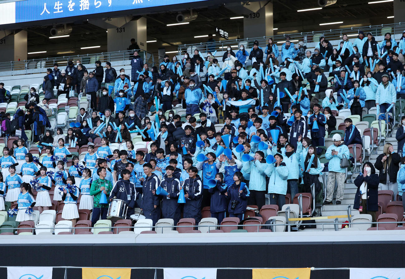 早稲田実業対徳島市立　勝利しグラウンドの選手たちに声援を送る徳島市立の応援席（撮影・増田悦実）