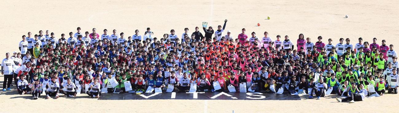 駿河屋サッカー教室　記念写真に納まるサッカー教室参加者