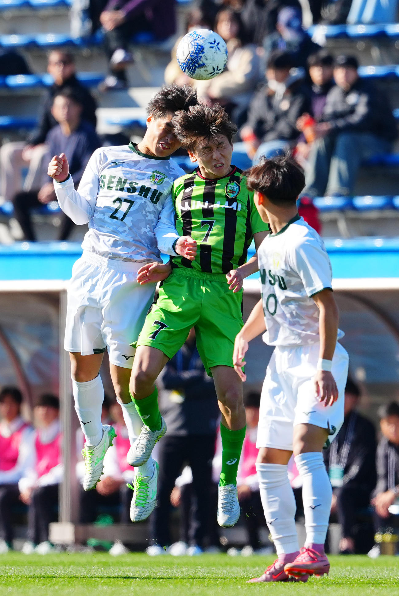 前半、競り合う広島皆実・名越（中央）と専大北上・菅谷（左）（撮影・垰建太）