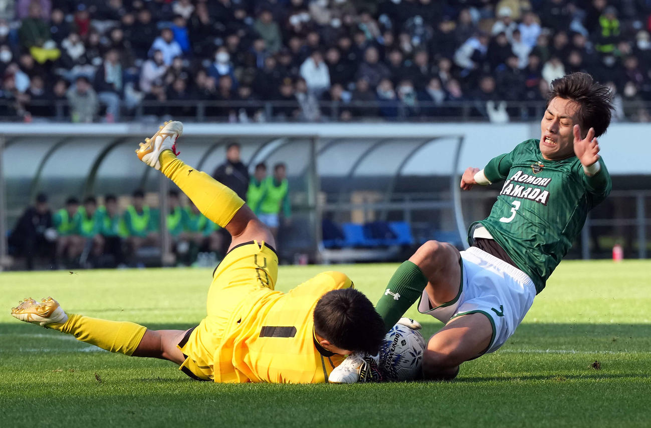 青森山田対初芝橋本　前半、ゴール前に突っ込む青森山田・福井。左は初芝橋本GK岸和田谷（撮影・たえ見朱実）