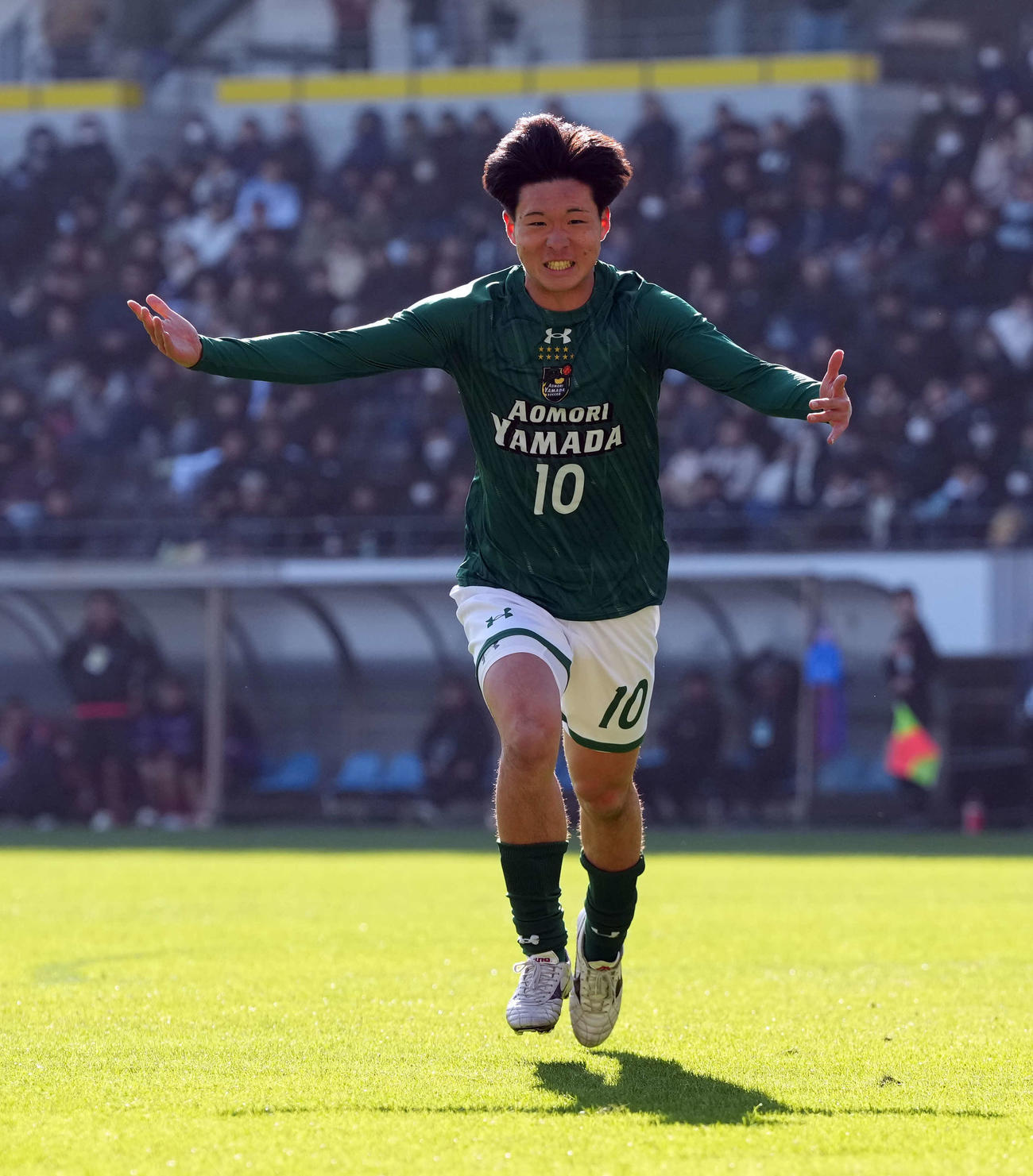 青森山田対初芝橋本　後半、ゴールを決め喜ぶ青森山田・小山田（撮影・たえ見朱実）