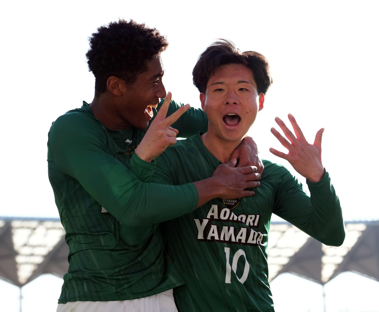 青森山田対初芝橋本　後半、ゴールを決め喜ぶ青森山田・小山田。左は月舘（撮影・たえ見朱実）