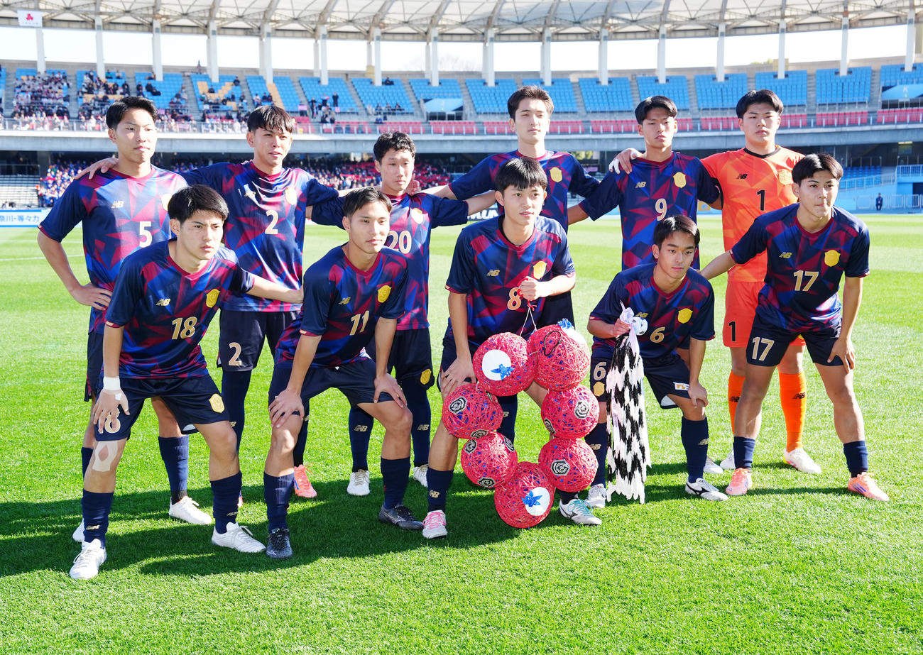 帝京大可児対興国　試合前、集合写真に納まる興国の選手たち（撮影・江口和貴）