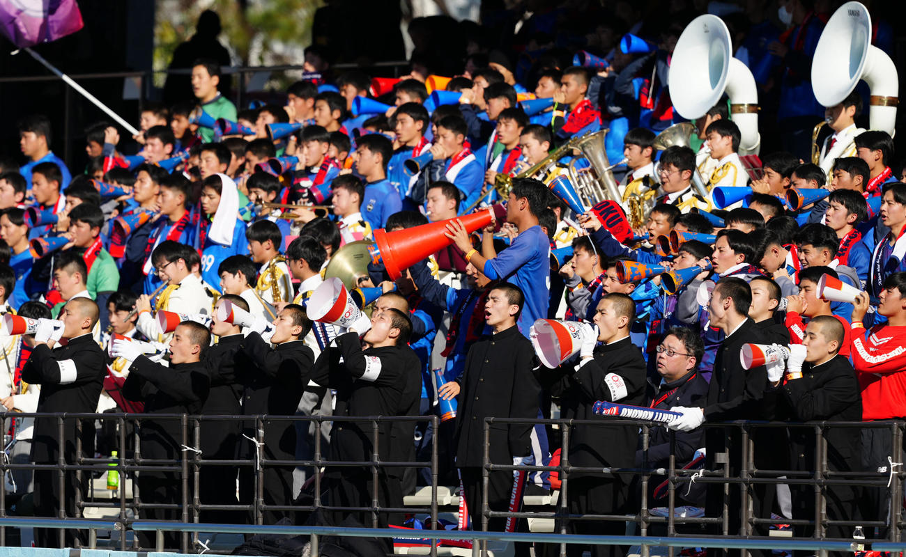 帝京大可児対興国　後半、声を上げる興国の応援席（撮影・江口和貴）