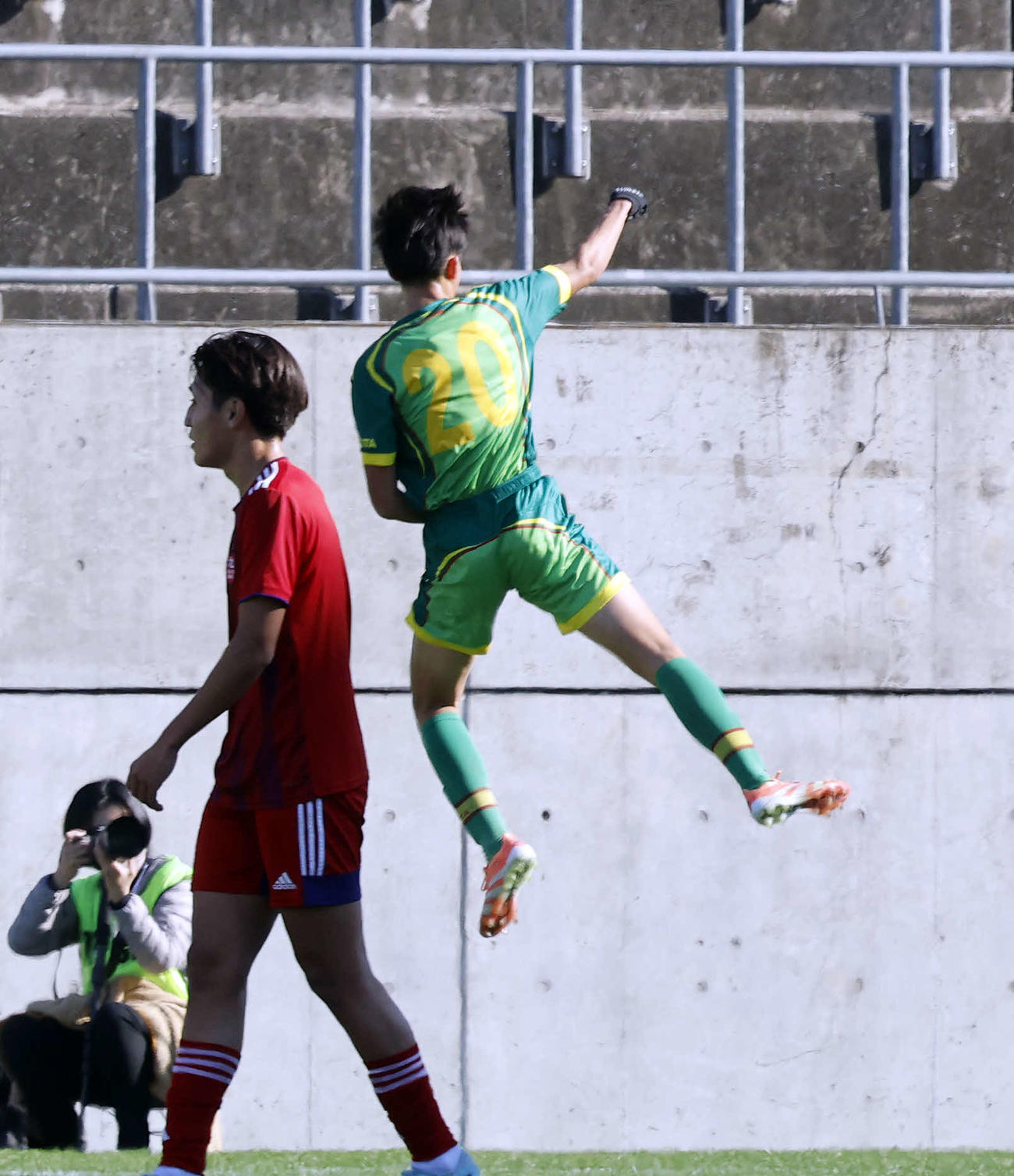 帝京長岡対大社　前半、先制のゴールを決め、ガッツポーズを見せる帝京長岡・樋口（中央）（撮影・山本朝陽）