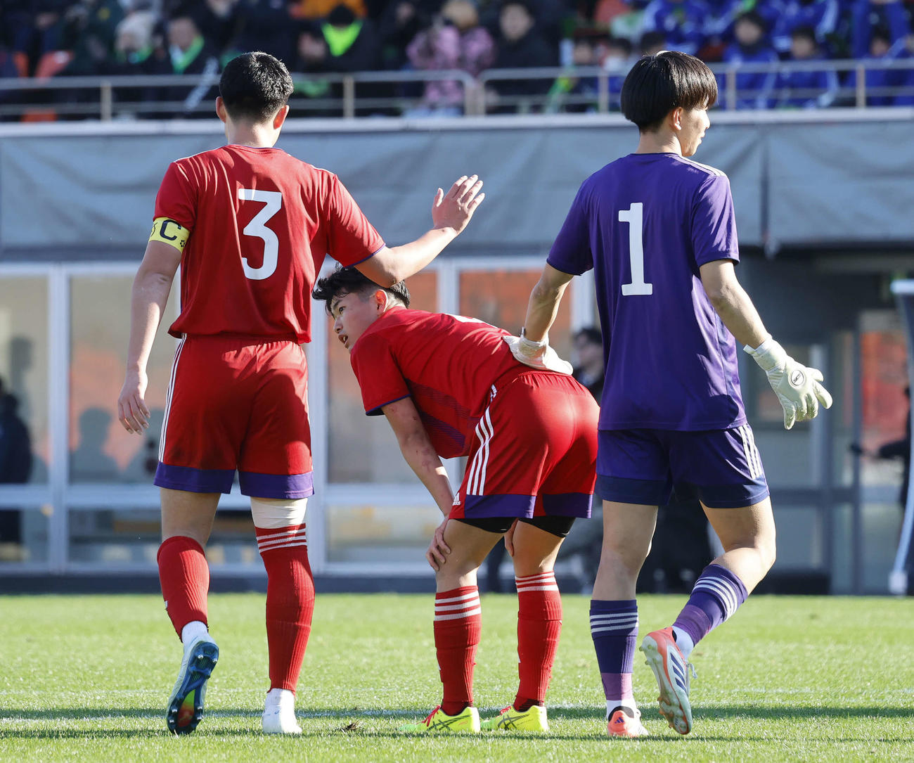 帝京長岡対大社　帝京長岡に敗れ、下を向く大社イレブン（撮影・山本朝陽）