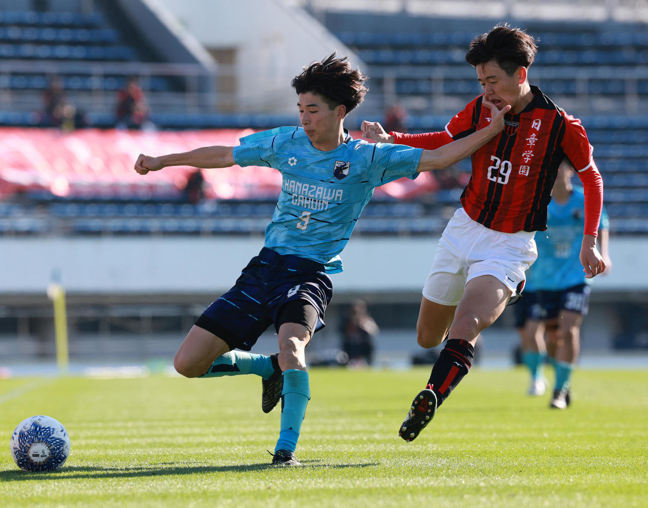 金沢学院大付対日章学園　後半、日章学園・真崎（右）と競り合う金沢学院大付・家辺（撮影・野上伸悟）