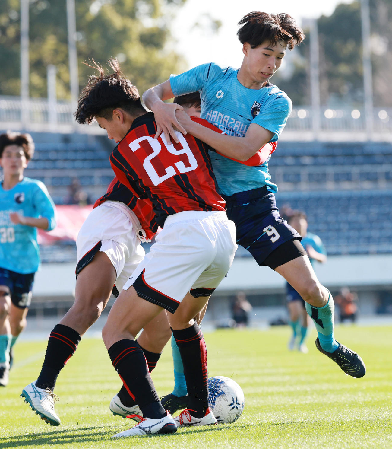 金沢学院大付対日章学園　後半、日章学園・真崎（左）と競り合う金沢学院大付・家辺（撮影・野上伸悟）