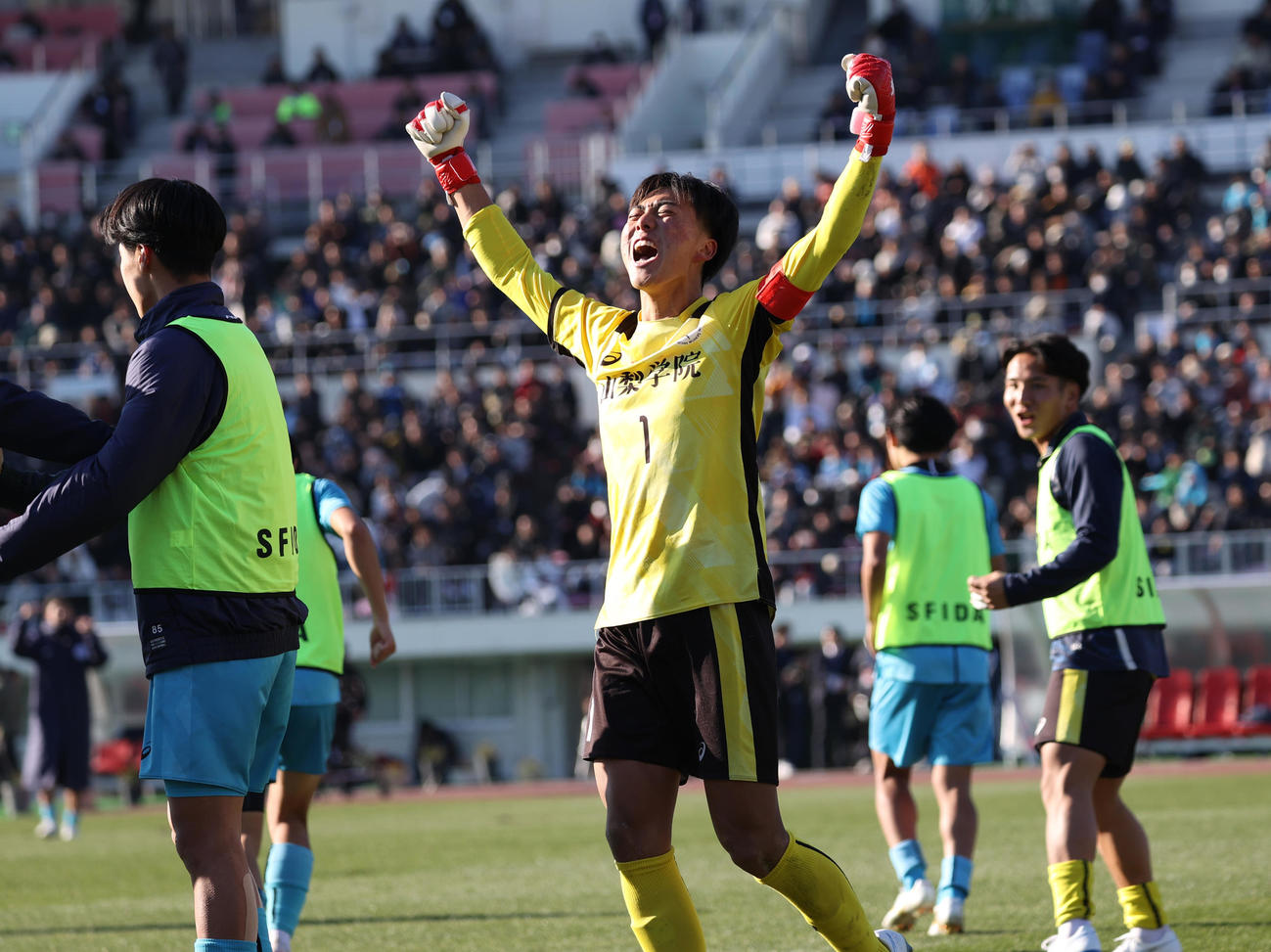 山梨学院対京都橘　PK戦で勝利ガッツポーズする山梨学院・GK石井（撮影・水谷安孝）