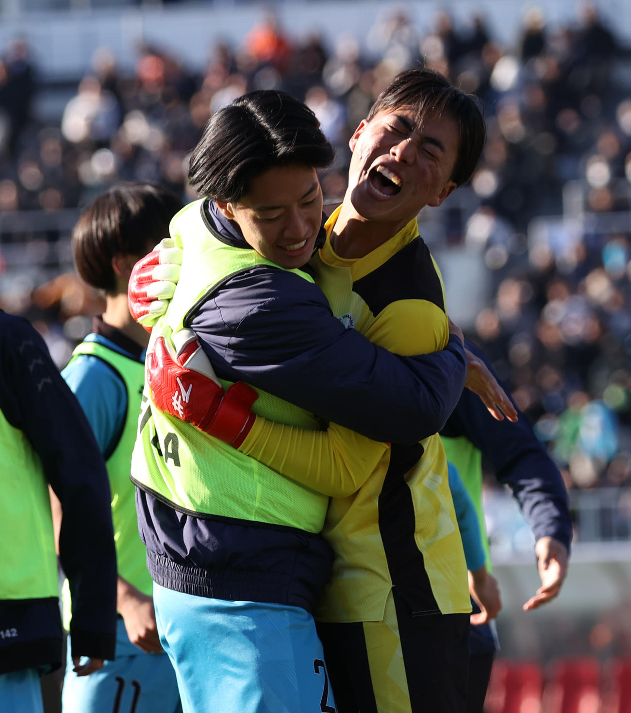 山梨学院対京都橘　PK戦で勝利し抱き合って喜ぶ山梨学院イレブン。右はGK石井（撮影・水谷安孝）