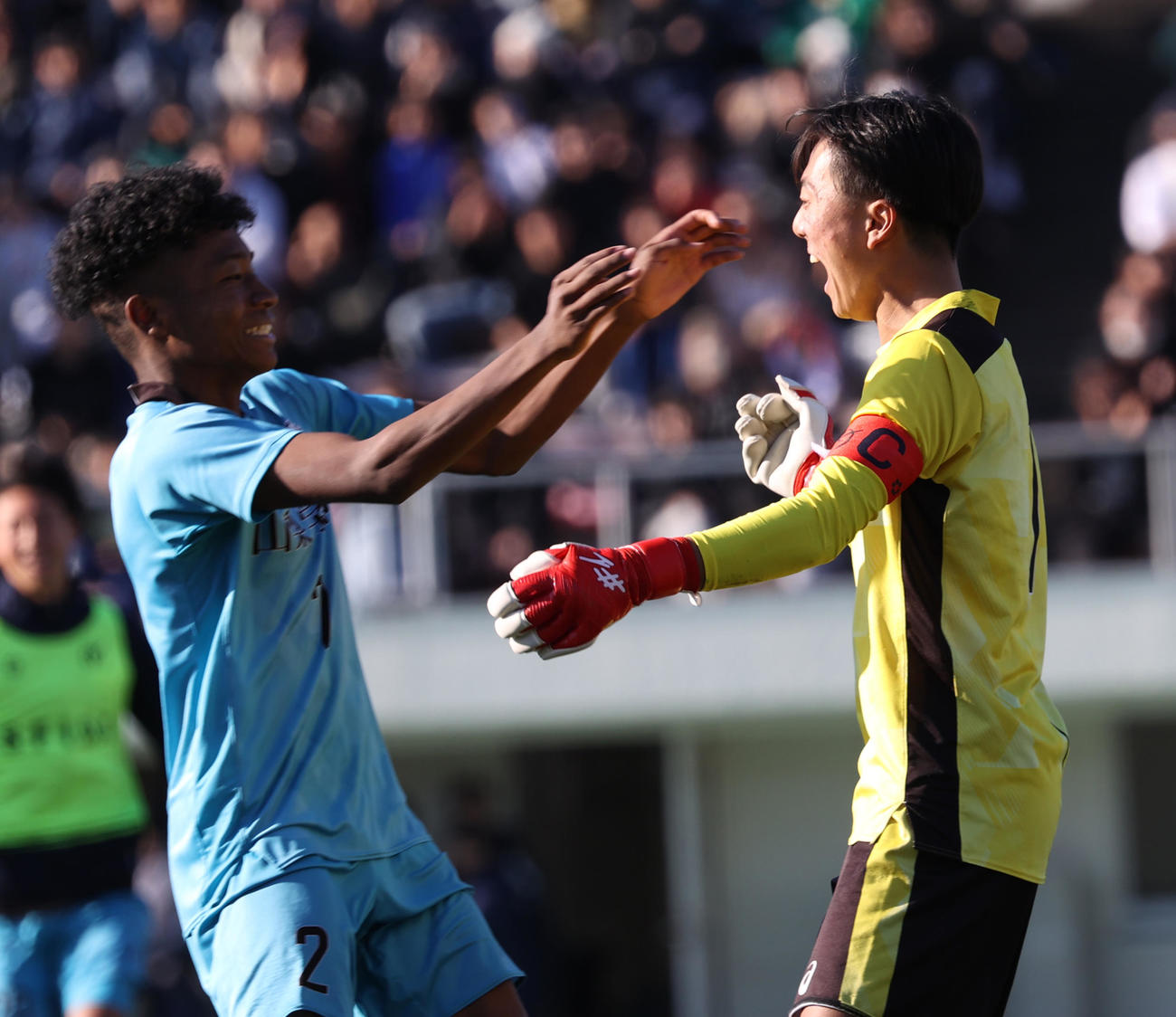 山梨学院対京都橘　PK戦で勝利し藤井（左）と抱き合って喜ぶ山梨学院・GK石井（撮影・水谷安孝）