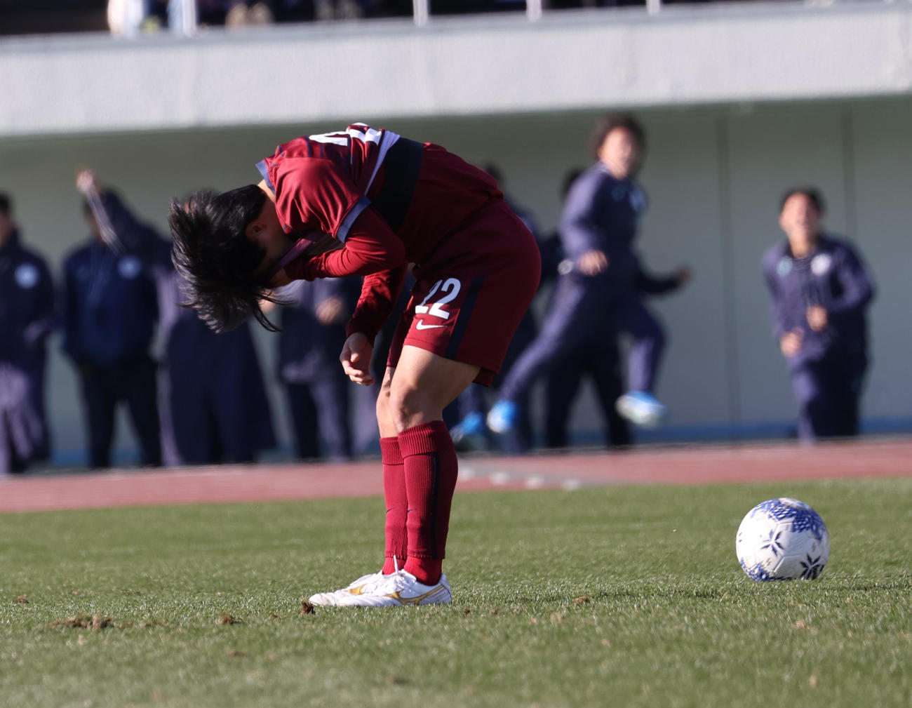 山梨学院対京都橘　PK戦でゴールを失敗しうなだれる京都橘・宮田（撮影・水谷安孝）