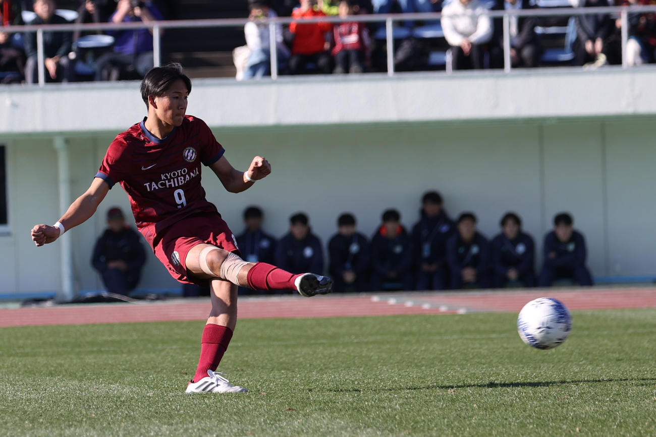 山梨学院対京都橘　PK戦でゴールを決める京都橘・伊藤（撮影・水谷安孝）