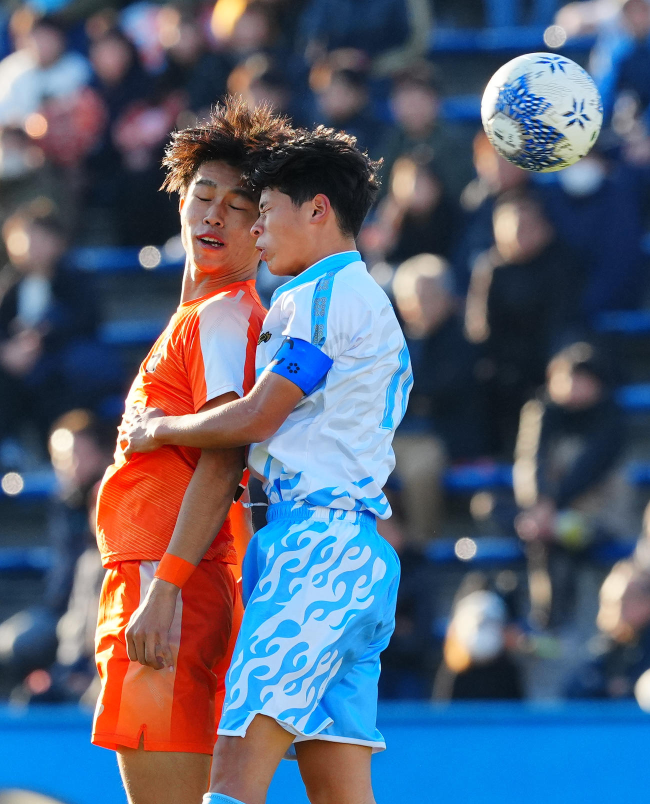 上田西対水口　後半、空中戦で競り合う上田西・宮川（右）と水口・岡（撮影・垰建太）