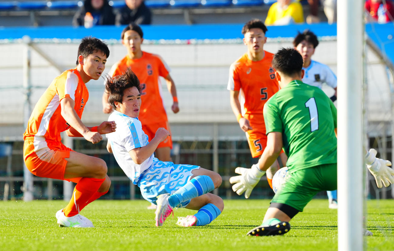 上田西対水口　前半、クロスに飛び込みシュートを放つ上田西・平松（中央）（撮影・垰建太）