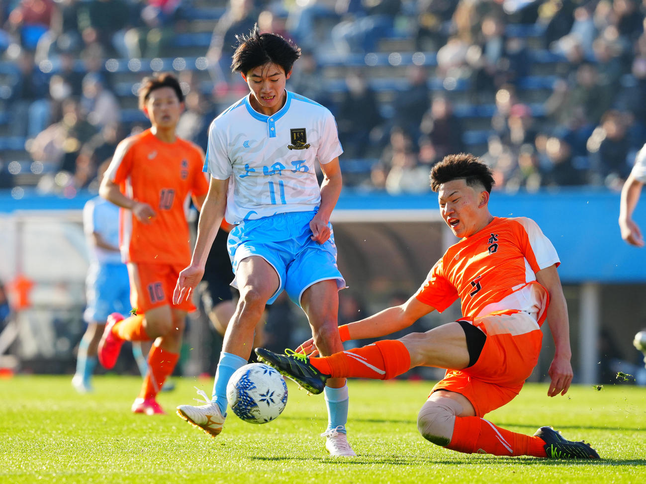 上田西対水口　前半、競り合う上田西・末武（左）の突破を阻む水口・林（撮影・垰建太）