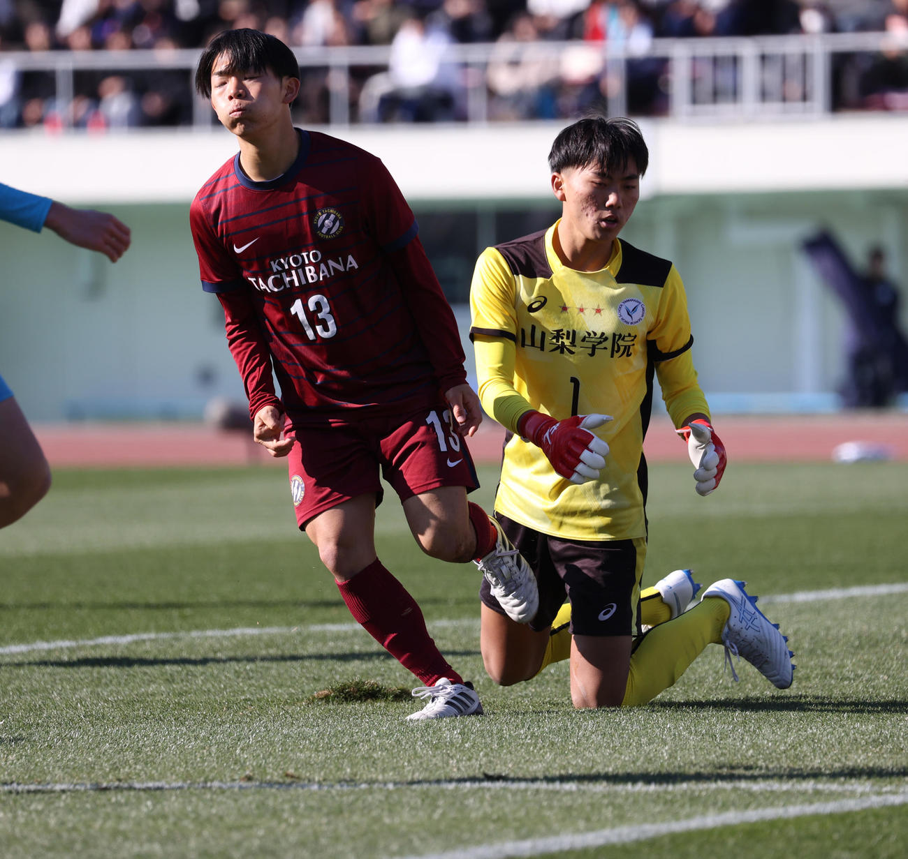 山梨学院対京都橘　前半、シュートを外し悔しがる京都橘・永井。右は山梨学院・GK石井（撮影・水谷安孝）