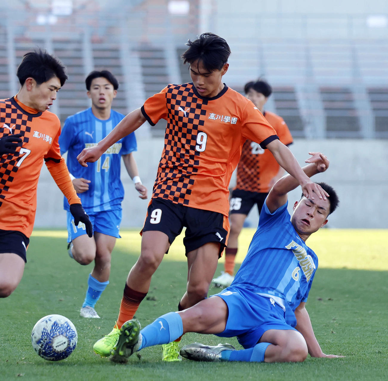 福井商対高川学園　後半、スライディングでボールをかきだす福井商・森川（右）（撮影・山本朝陽）