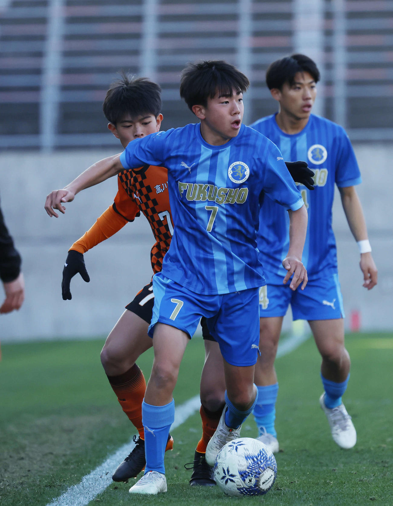 福井商対高川学園　後半、ボールをキープする福井商・小松（撮影・山本朝陽）