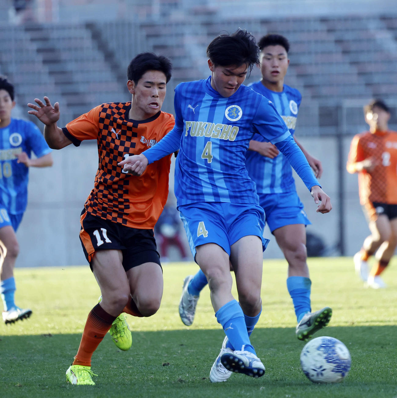 福井商対高川学園　後半、パスを出す福井商・水上（右）（撮影・山本朝陽）