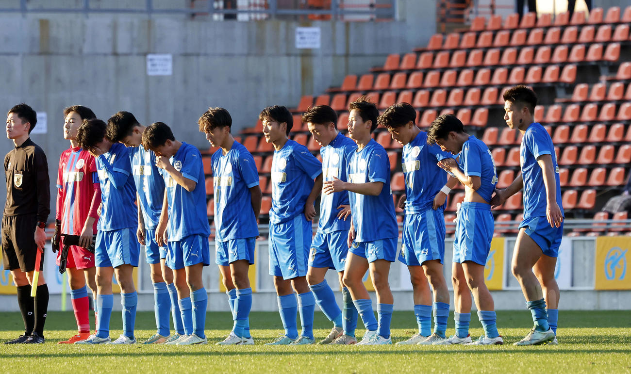 福井商対高川学園　高川学園に敗れ、下を向く福井商イレブン（撮影・山本朝陽）