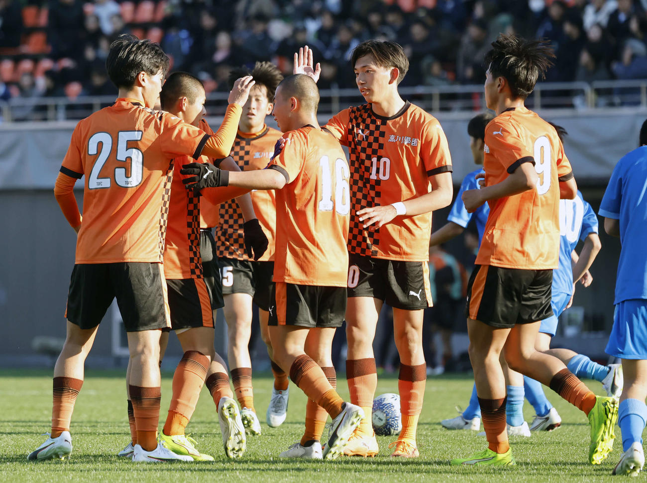 福井商対高川学園　前半、高川学園・横田のゴールを喜ぶ高川学園イレブン（撮影・山本朝陽）
