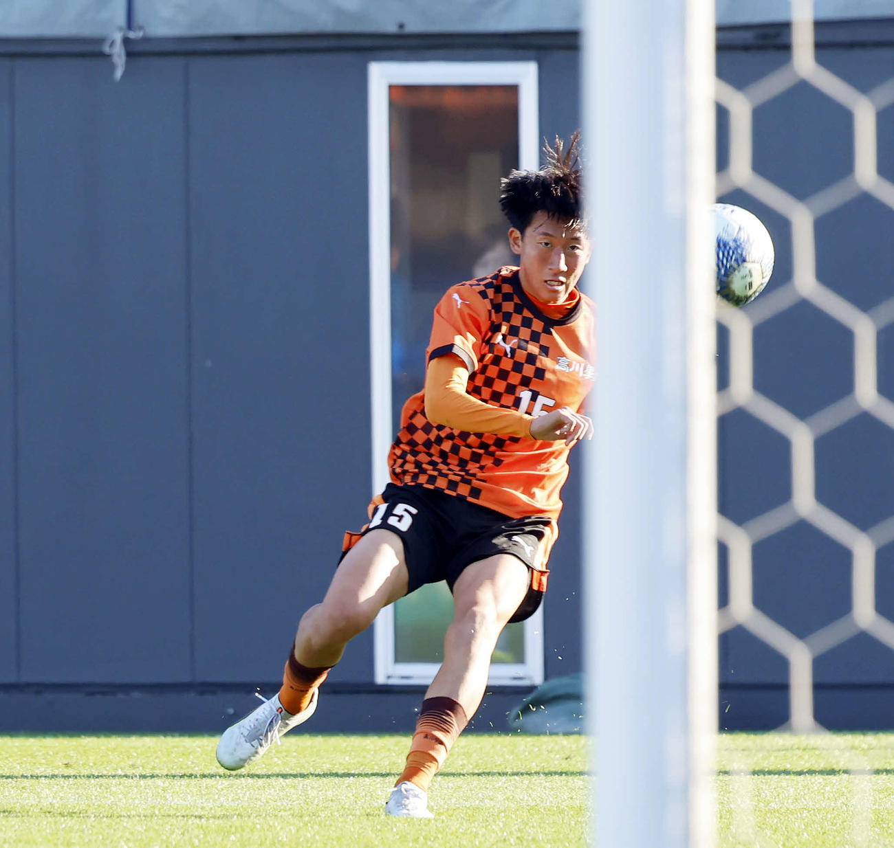 福井商対高川学園　前半、ゴールを決める高川学園・沖藤（撮影・山本朝陽）