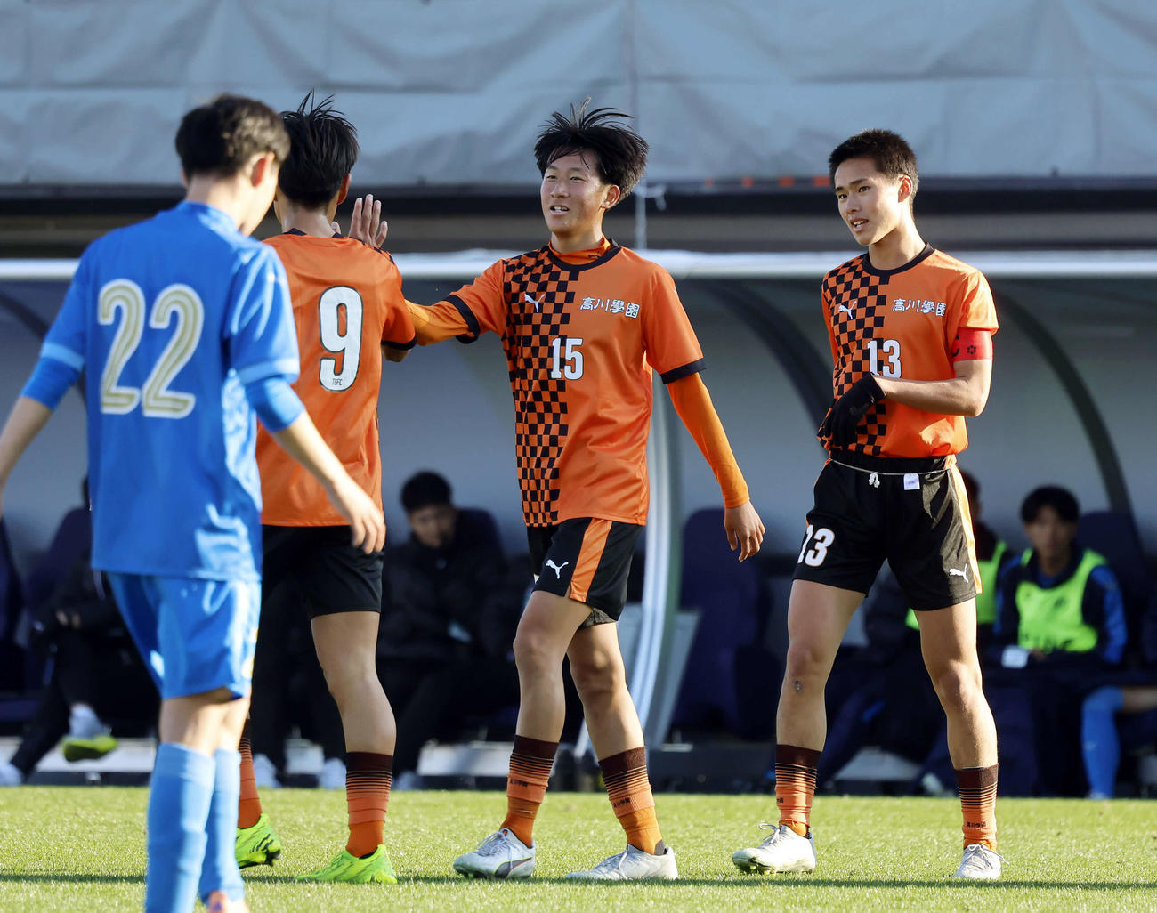 福井商対高川学園　前半、ゴールを決めた高川学園・沖藤（中央）はハイタッチをする（撮影・山本朝陽）