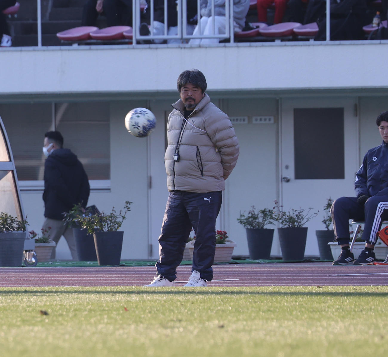 尚志対高松商　戦況を見守る尚志・仲村監督（撮影・水谷安孝）