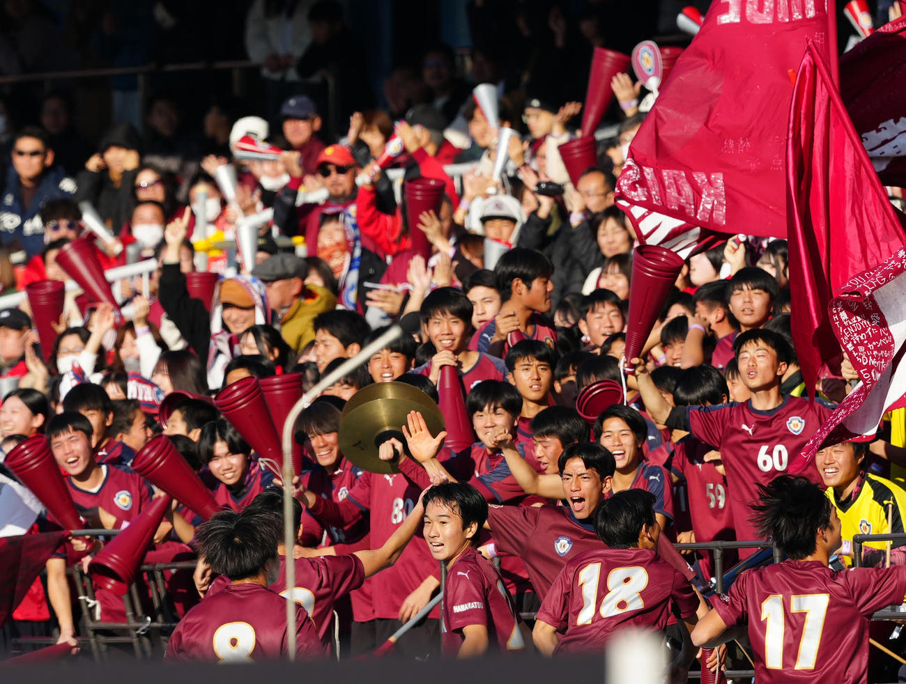 浜松開誠館対九州文化学園　前半、先制ゴールを決め、応援席に駆け寄った浜松開誠館・宗像（手前中央）（撮影・江口和貴）
