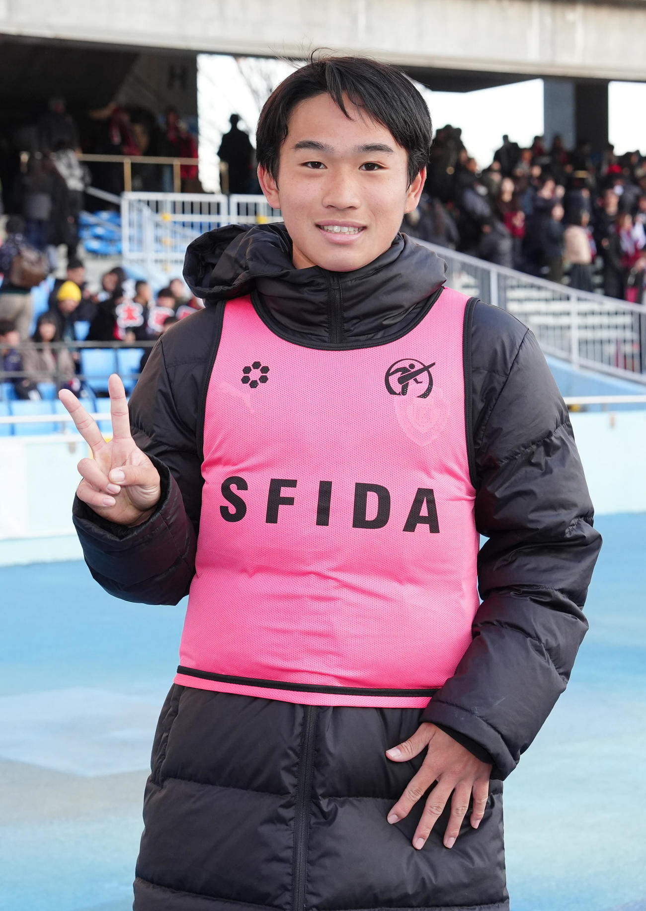 浜松開誠館対九州文化学園　試合後、写真に納まる2得点の浜松開誠館・宗像（撮影・江口和貴）